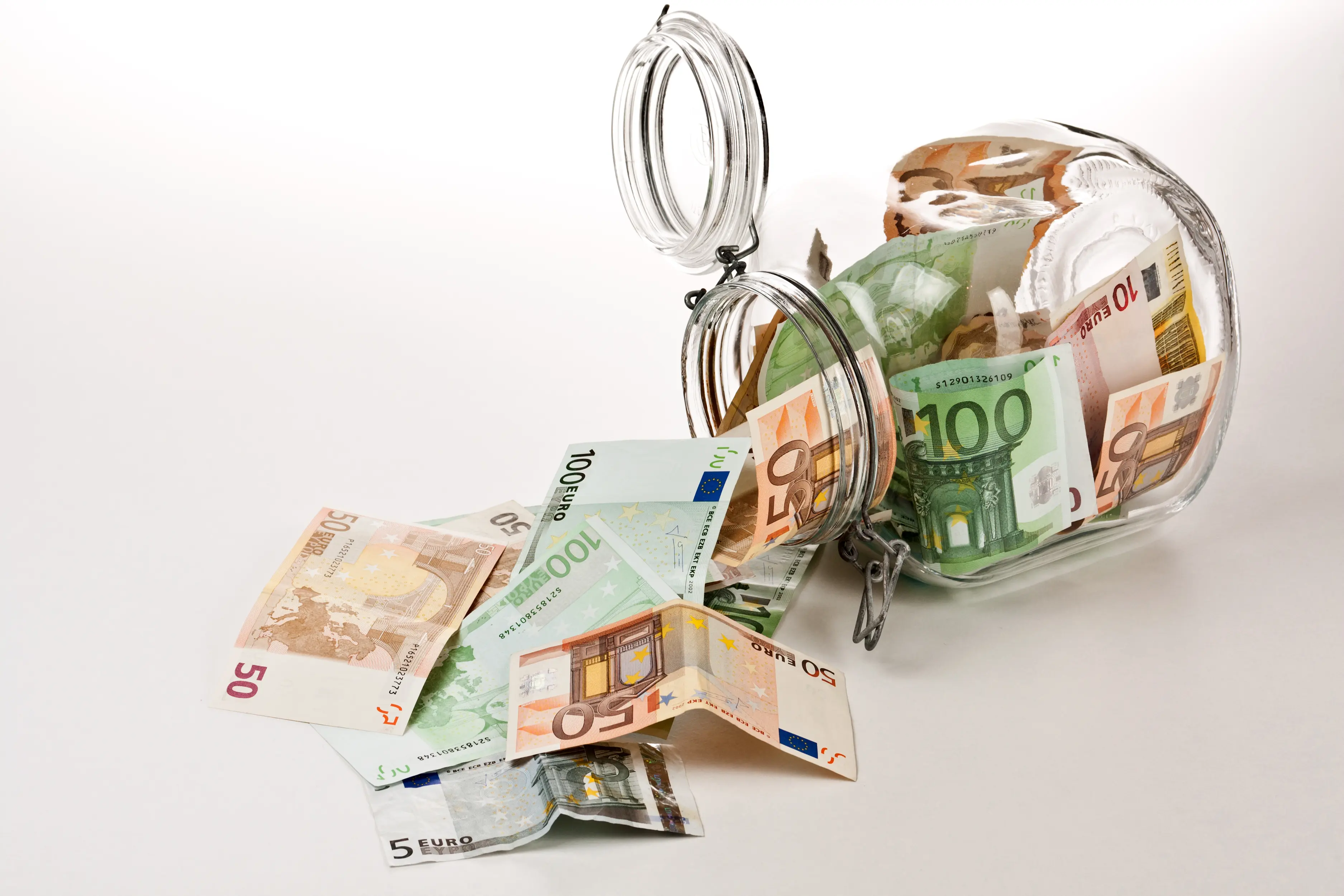 Μειώθηκαν ελαφρώς τα επιτόκια καταθέσεων στην Κύπρο