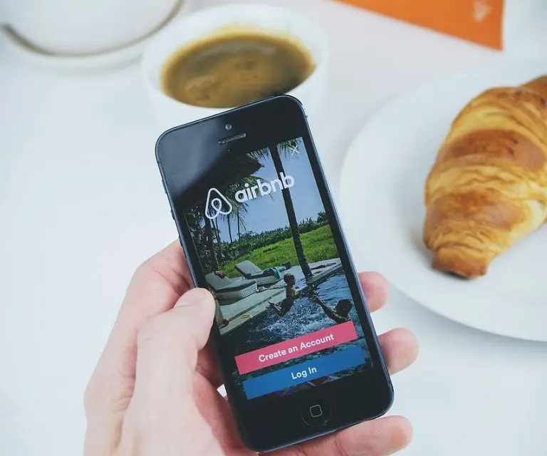 Το Airbnb απογειώνεται-Προς έσοδα ρεκόρ χάρη στη ταξιδιωτική φρενίτιδα