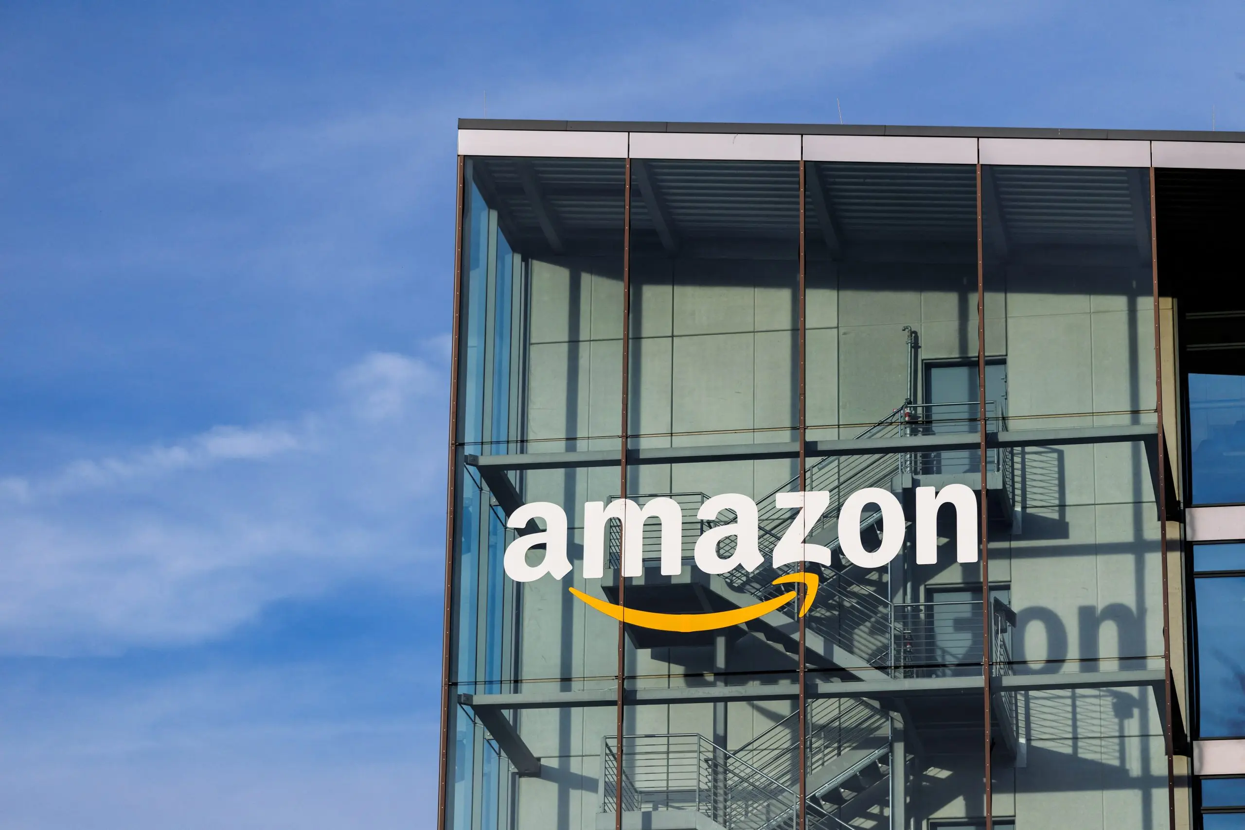 Παγκόσμια πρωταθλήτρια σε πωλήσεις η Amazon – Εκθρόνισε τη Walmart