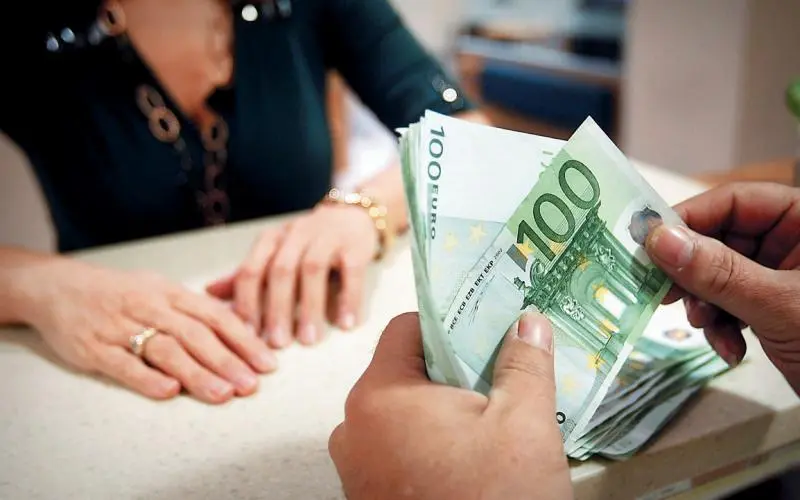 ΕΤΥΚ: Να θερμομετρούνται όλοι οι πελάτες πριν μπουν στις τράπεζες