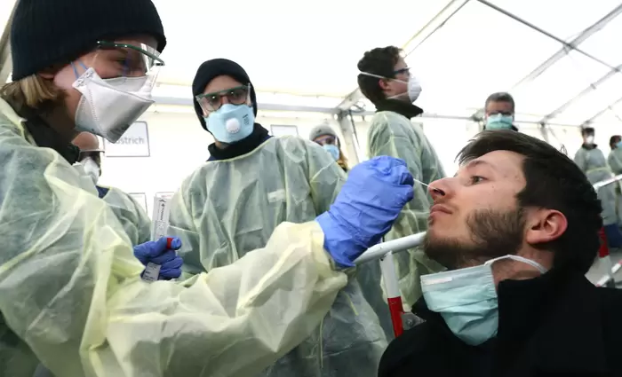 Επεκτείνονται οι έλεγχοι για covid-19 σε εργαζόμενους επιχειρήσεων