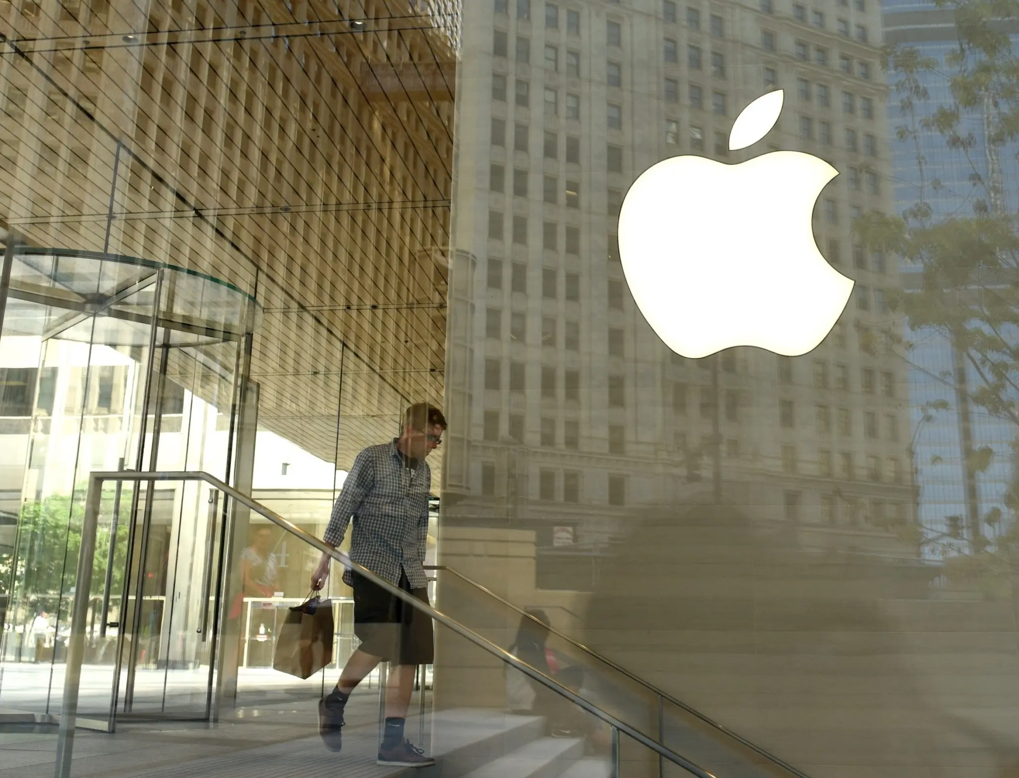 Ξανά στην κορυφή της κινεζικής αγοράς η Apple – Aύξηση κατά 28% στις παραγγελίες iPhone