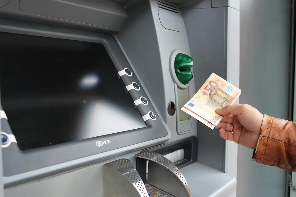 Έρχονται χρεώσεις στην ανάληψη μετρητών μέσω ΑΤΜ παγκοσμίως;