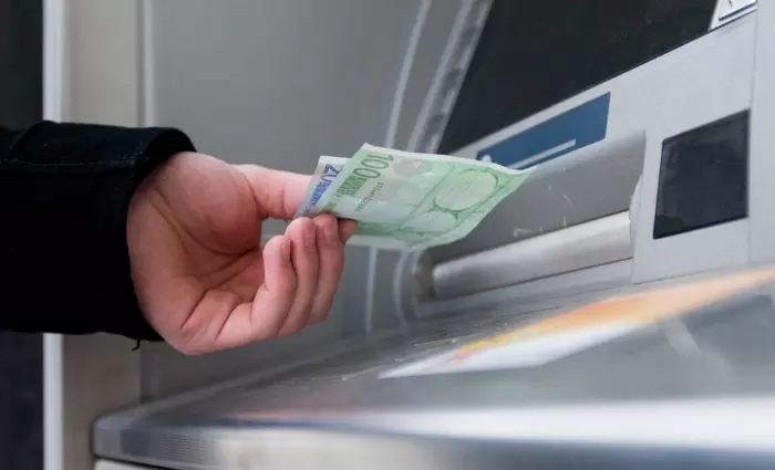 Δωρεάν οι αναλήψεις μετρητών στην Ελλάδα - Τι ισχύει στην Κύπρο