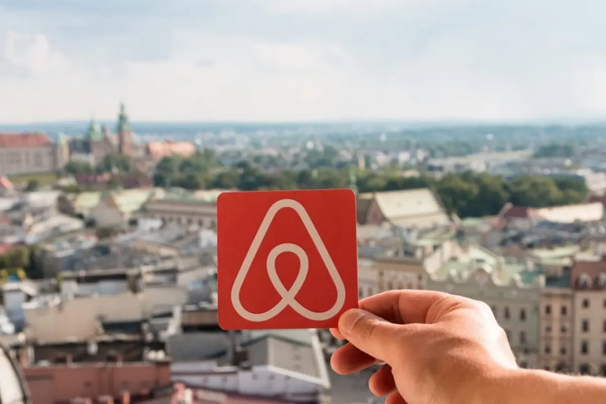 Ολοκληρώνεται η συζήτηση στην Βουλή για τα Airbnb