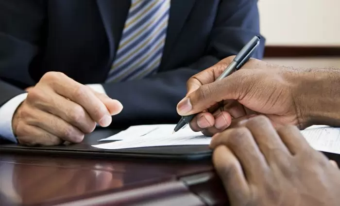 Μειώθηκαν οι καταθέσεις αλλά αυξήθηκε ο δανεισμός