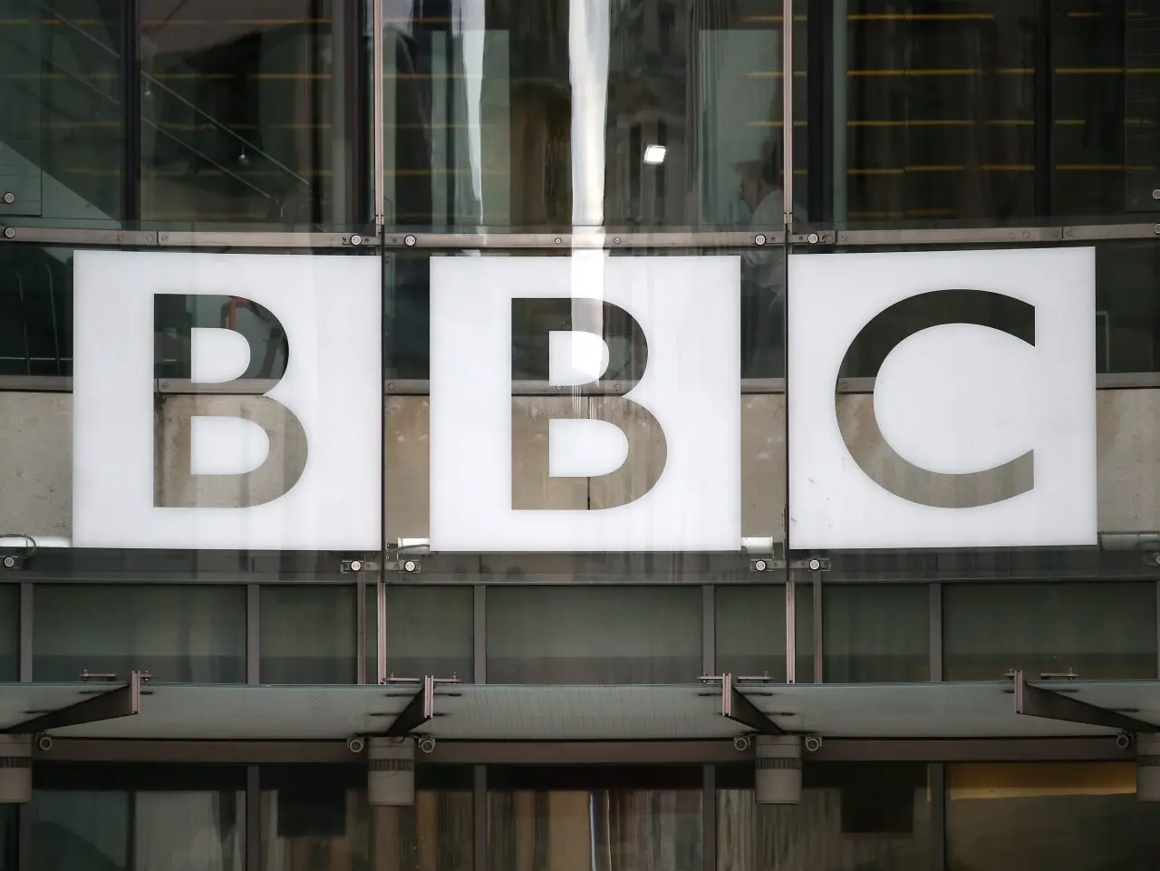 BBC: Θα αμυνθούμε απέναντι στην αγωγή Τραμπ