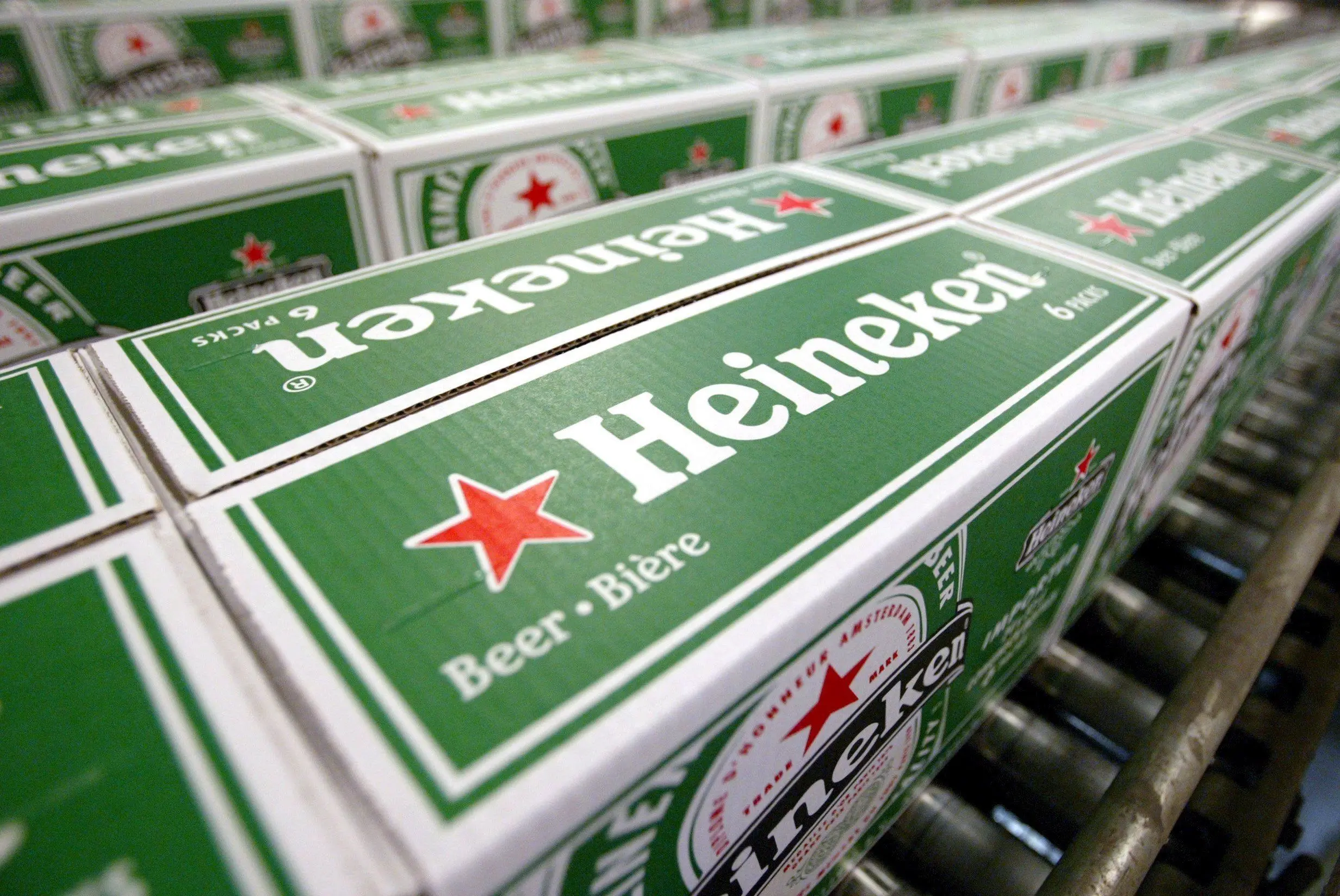Heineken: Μαχαίρι σε έως 6.000 θέσεις εργασίας – Πτώση 1,2% στις πωλήσεις το 2025