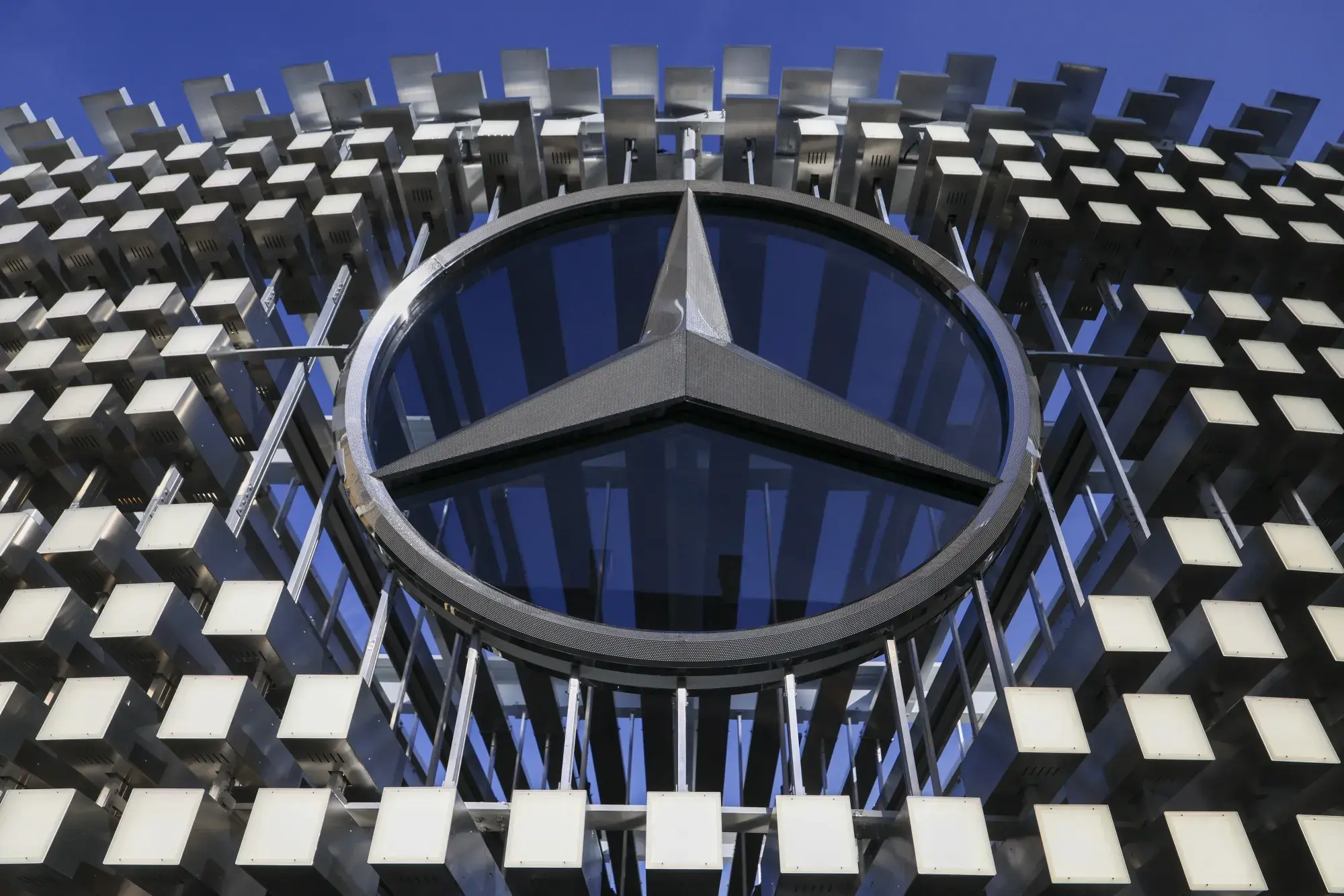 Κίνα και δασμοί πιέζουν τη Mercedes: Βουτιά 5% για τη μετοχή μετά την πτώση 57% στα λειτουργικά κέρδη