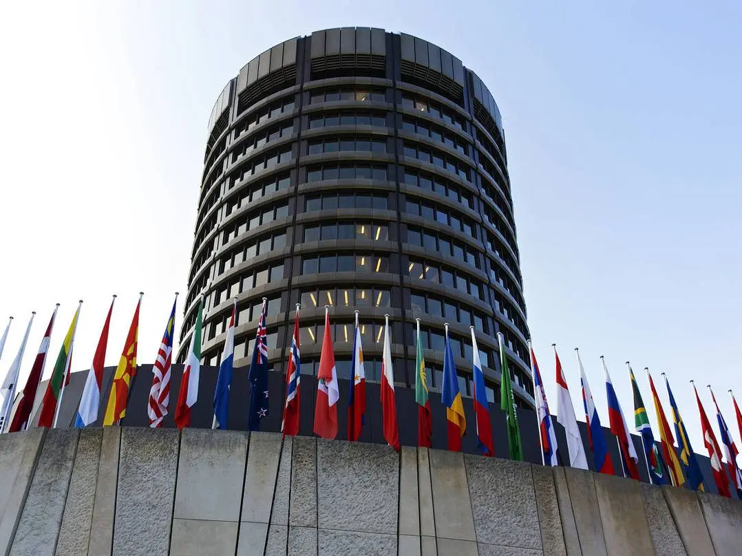 Πιέζουν τις κεντρικές τράπεζες να επισπεύσουν για τον πληθωρισμό