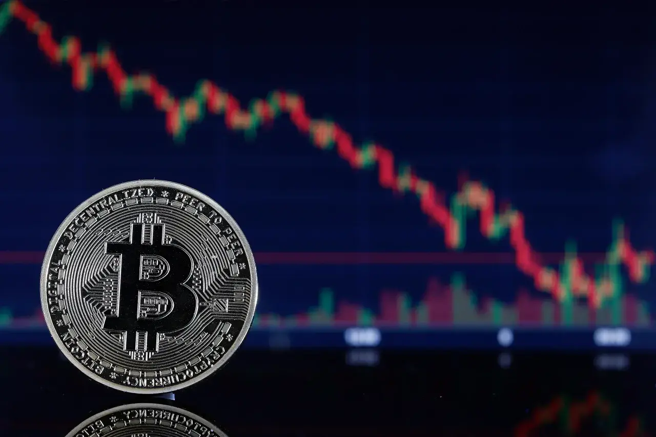 Bitcoin: Οι «φάλαινες» επιστρέφουν στις αγορές μετά την καταιγίδα