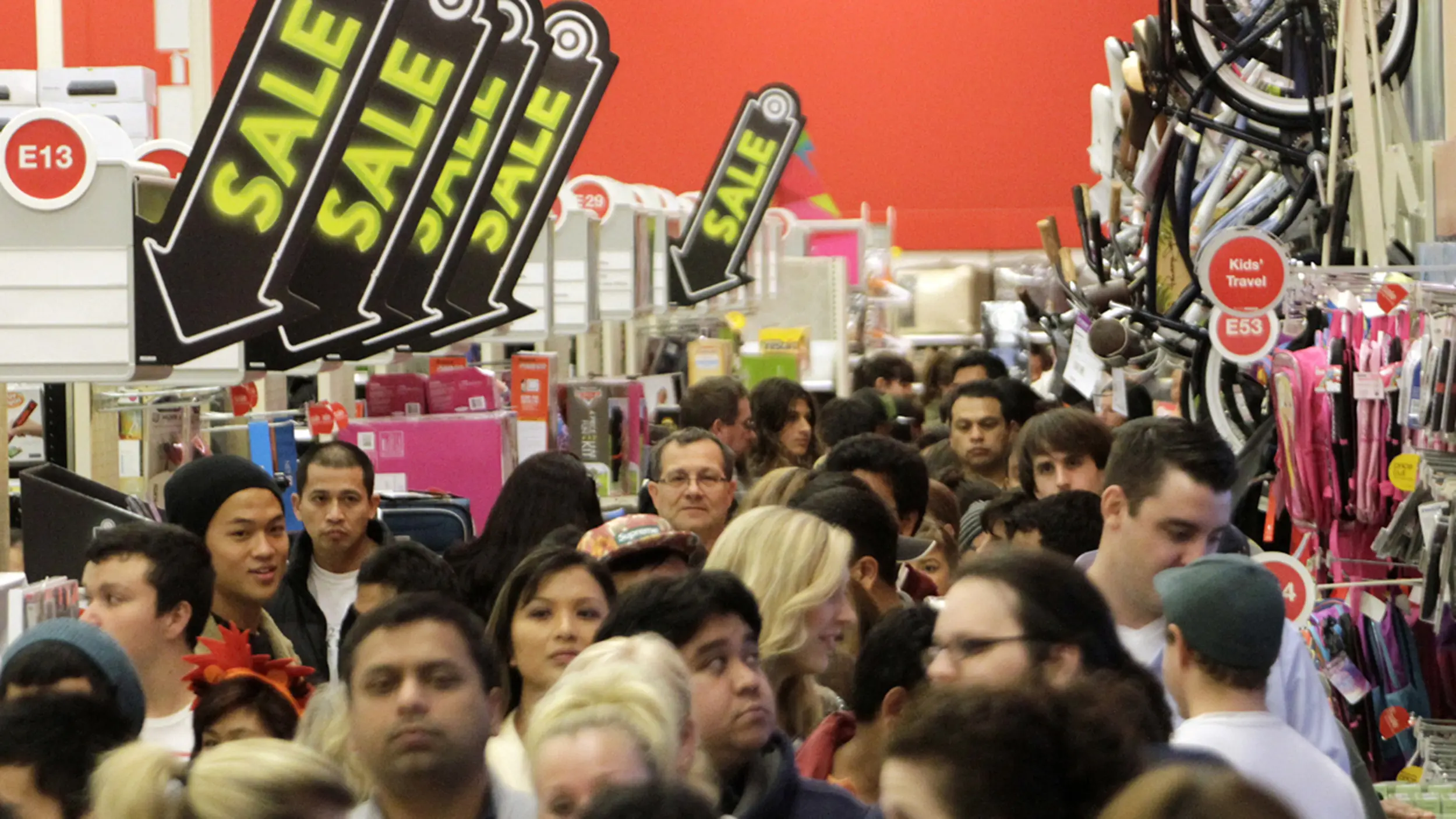 Black Friday με ελέγχους και ντου από Yπηρεσίες