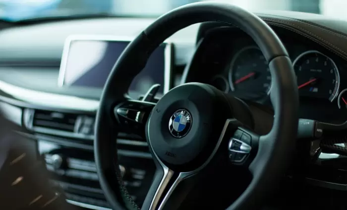 BMW: Βουτιά κατά 84% στα κέρδη το γ’ τρίμηνο - Πώς επηρεάζει ο Τραμπ
