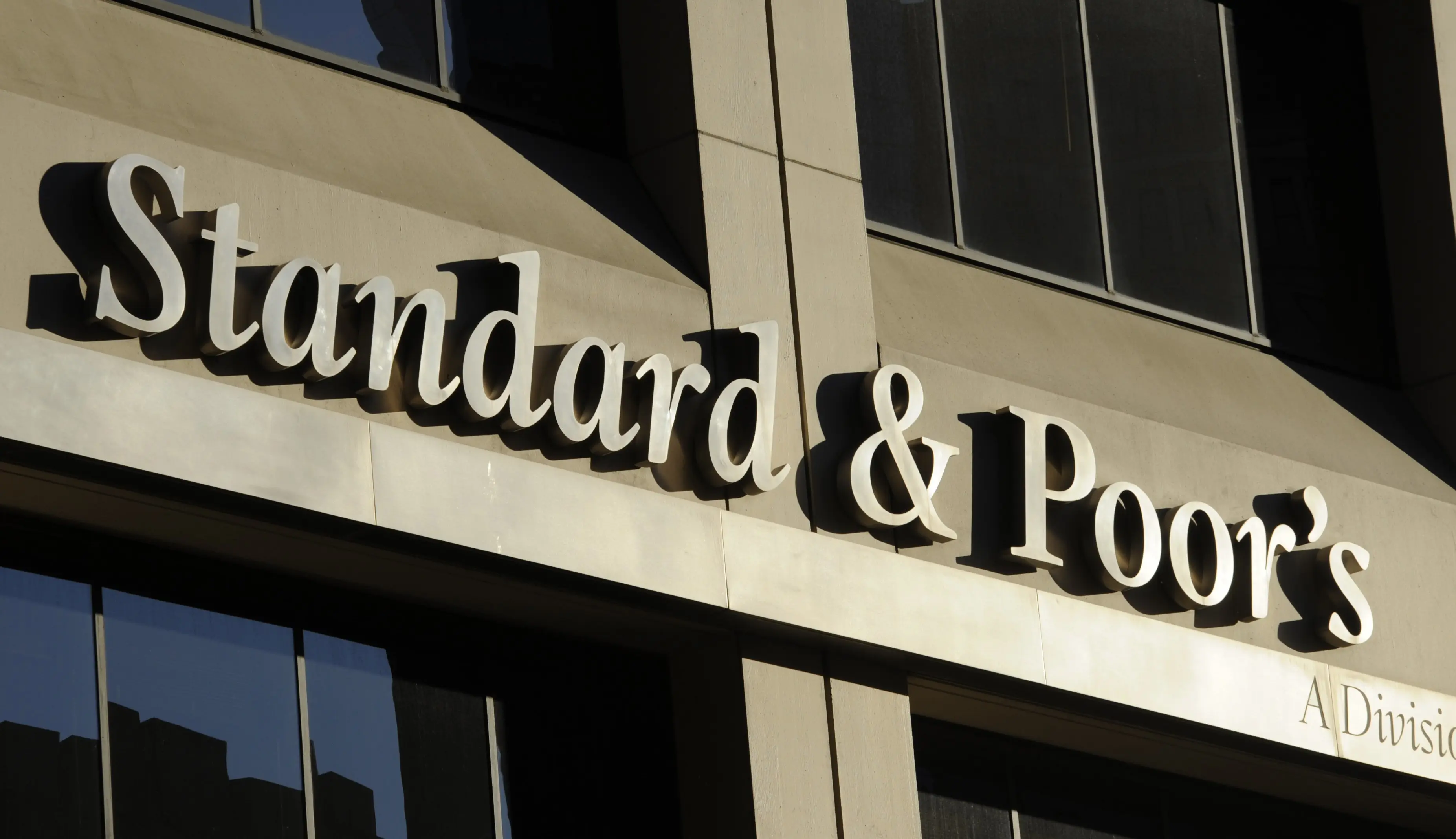 Οι S&P επικροτούν την πώληση των ΜΕΔ της Τράπεζας Κύπρου