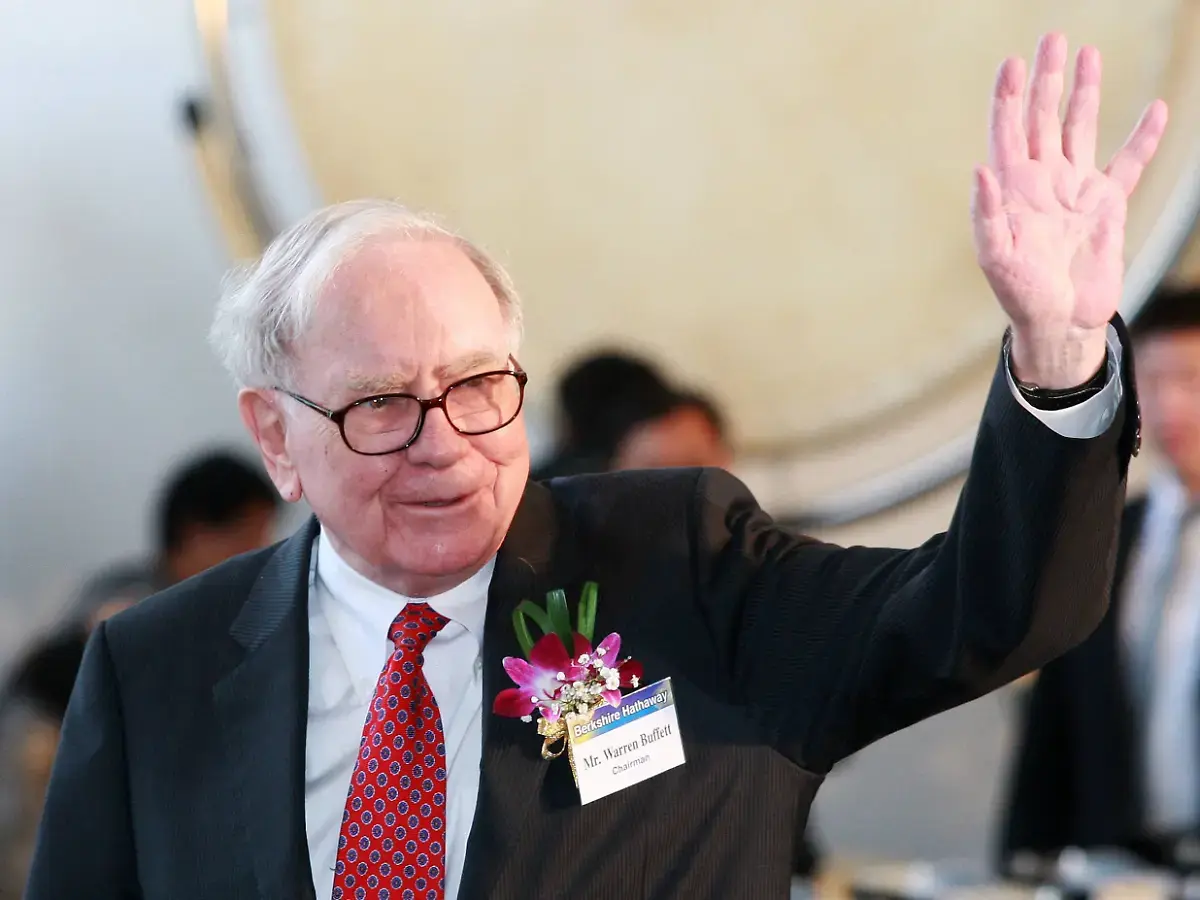 Ο Γουόρεν Μπάφετ αποχαιρετά με επιστολή την Berkshire μετά από 6 δεκαετίες στο τιμόνι