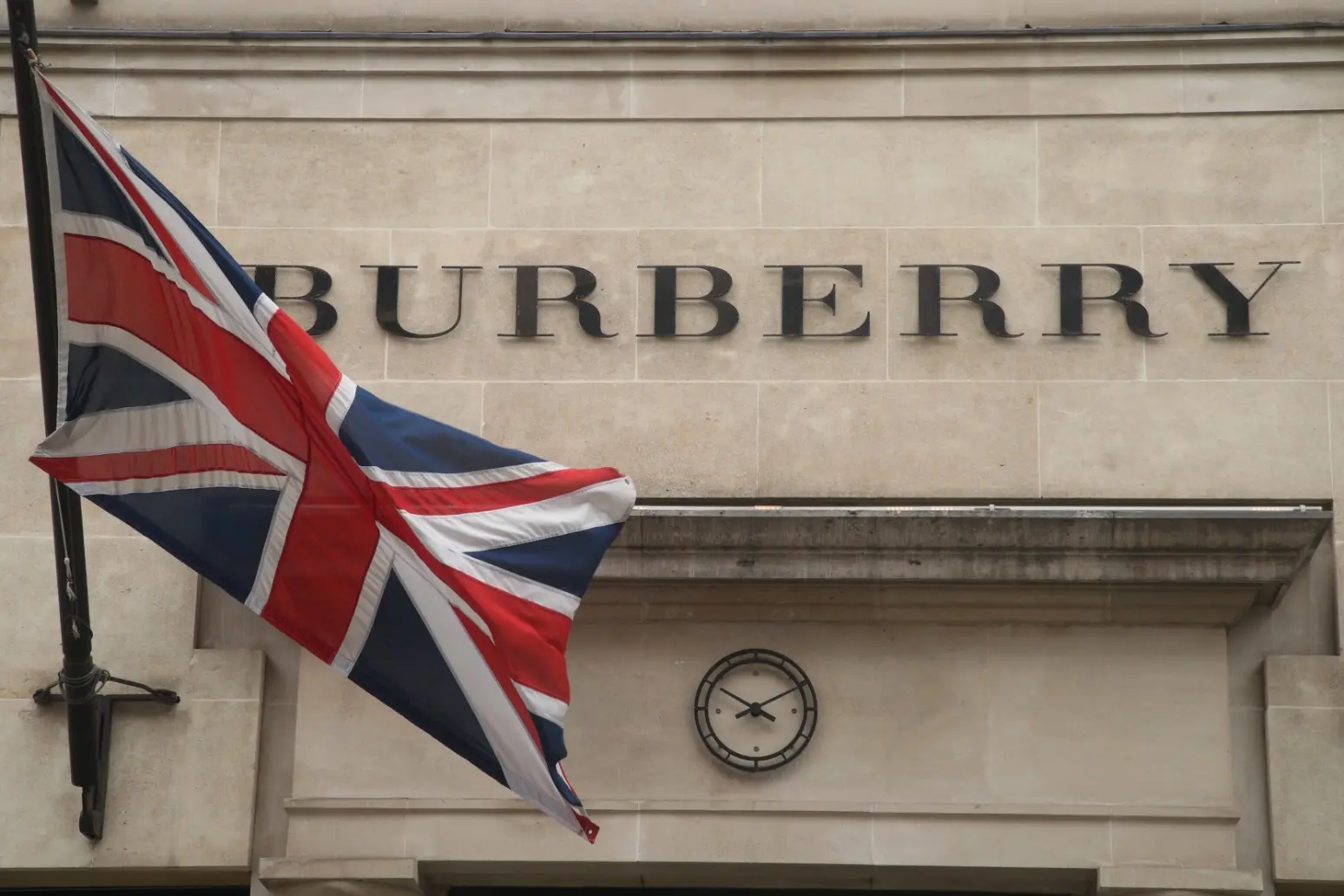 Burberry: Στήριξη της κερδοφορίας με 1.700 απολύσεις – Το σχέδιο αναδιάρθρωσης