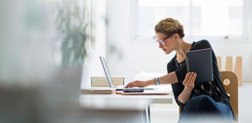 Κενές θέσεις γραμματέα στη Βουλή με μισθό €17.946