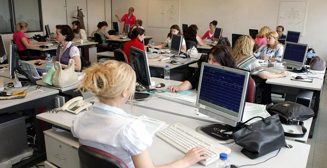 Ποιοι δημόσιοι υπάλληλοι επέστρεψαν στα γραφεία τους (λίστα)