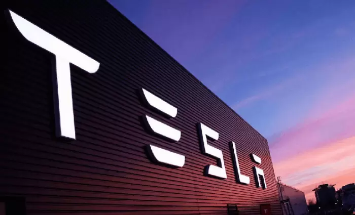 «Βυθίζουν» τη μετοχή της Tesla οι παραιτήσεις στελεχών