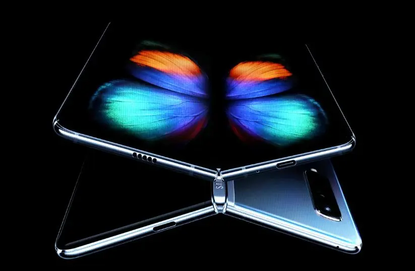 Το πρώτο αναδιπλούμενο κινητό της Samsung είναι γεγονός (VID)