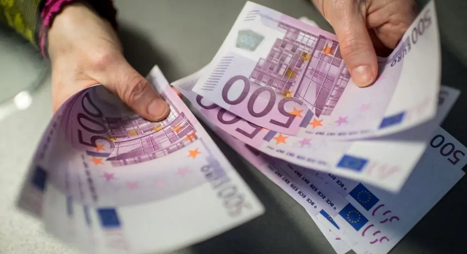 Τίτλοι τέλους για τα 500ευρα - Πότε παύει η κυκλοφορία τους