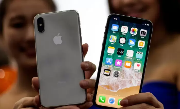 Ρώσοι πωλούν τη σειρά τους στην ουρά για την αγορά του νέου iPhone