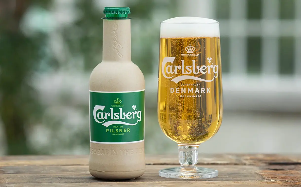 Η Carlsberg μόλις έφτιαξε το πρώτο χάρτινο μπουκάλι μπίρας 
