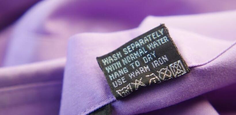 Γιατί ορισμένες μάρκες ρούχων τις ξεφορτώνονται τις ετικέτες