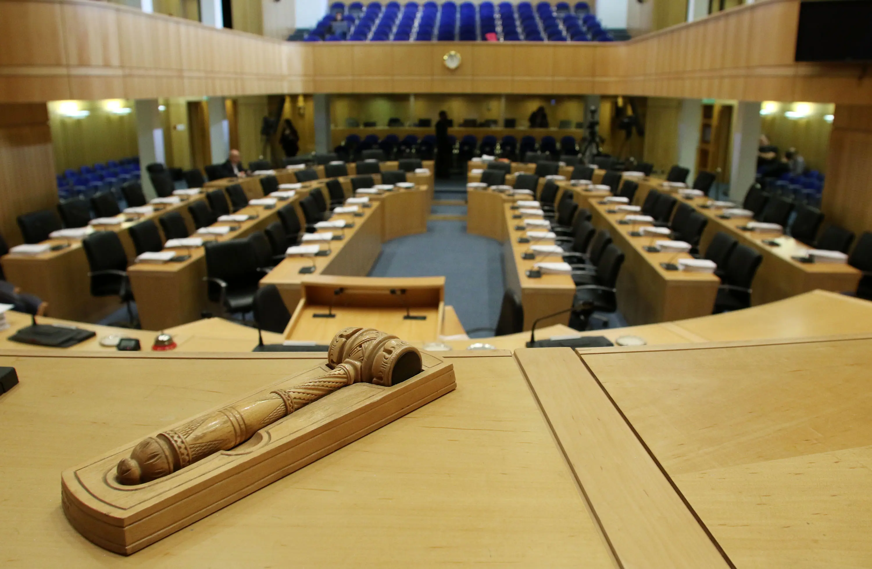 Μπρα ντε φερ Κυβέρνησης-κομμάτων στις καθυστερήσεις