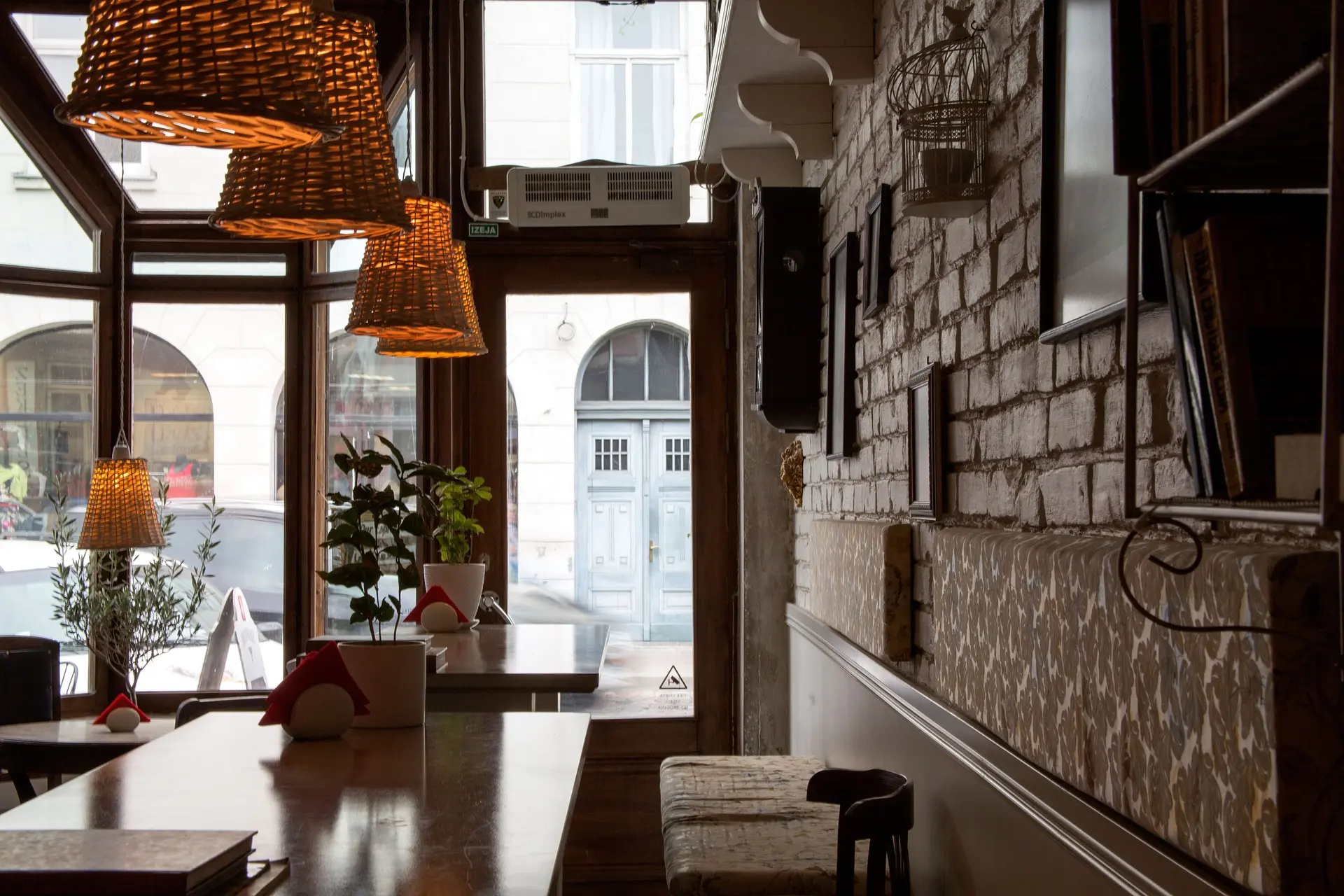 Άφησαν τον πρωινό καφέ και πήγαν να ψηφίσουν για νέο Αρχιεπίσκοπο