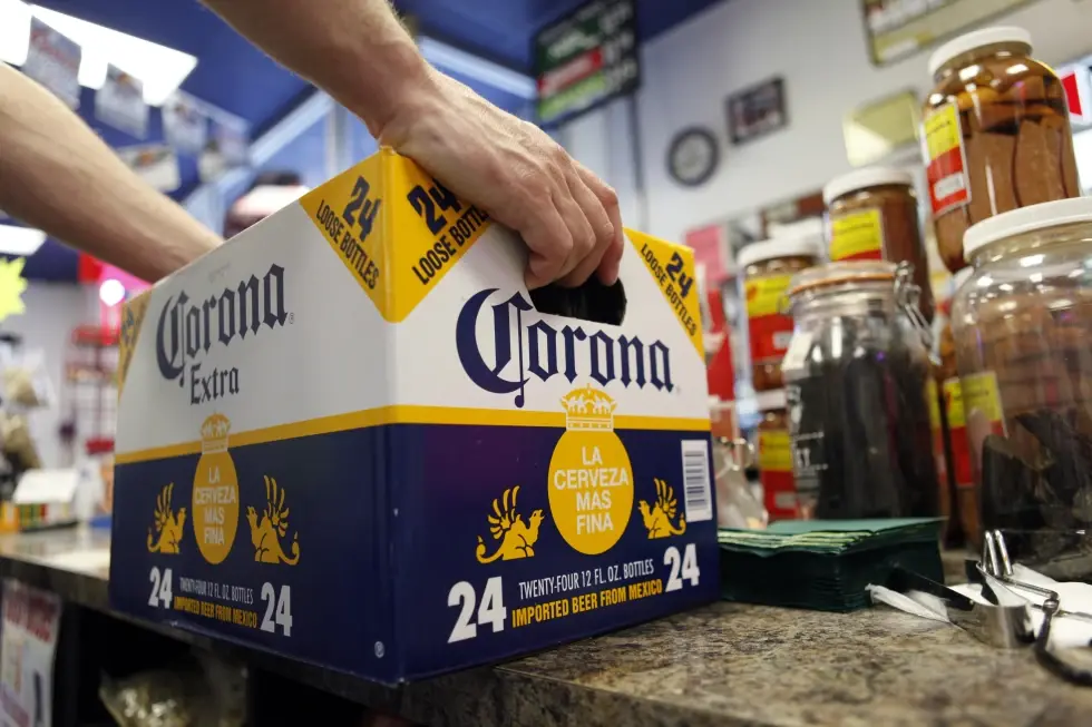 Πώς ο Τραμπ βυθίζει τις πωλήσεις της Corona στην αμερικανική αγορά