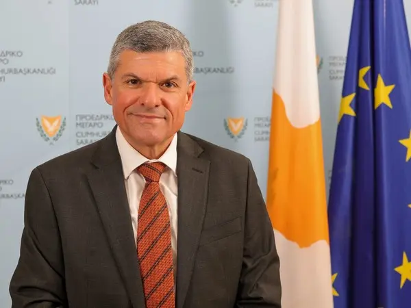 Στο Άμπου Ντάμπι για σύνοδο της συνέλευσης IRENA ο Υπουργός Ενέργειας