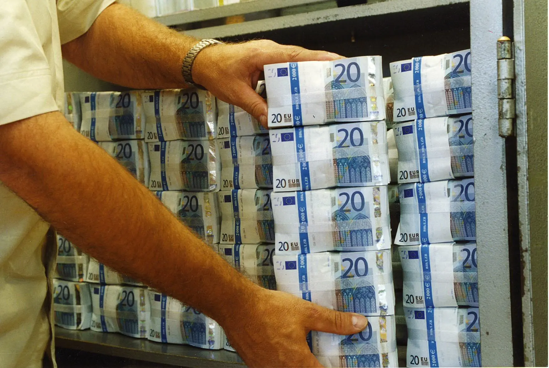 «Δώρον άδωρον» €1δισ. στις κυπριακές τράπεζες για να αντέξουν την κρίση