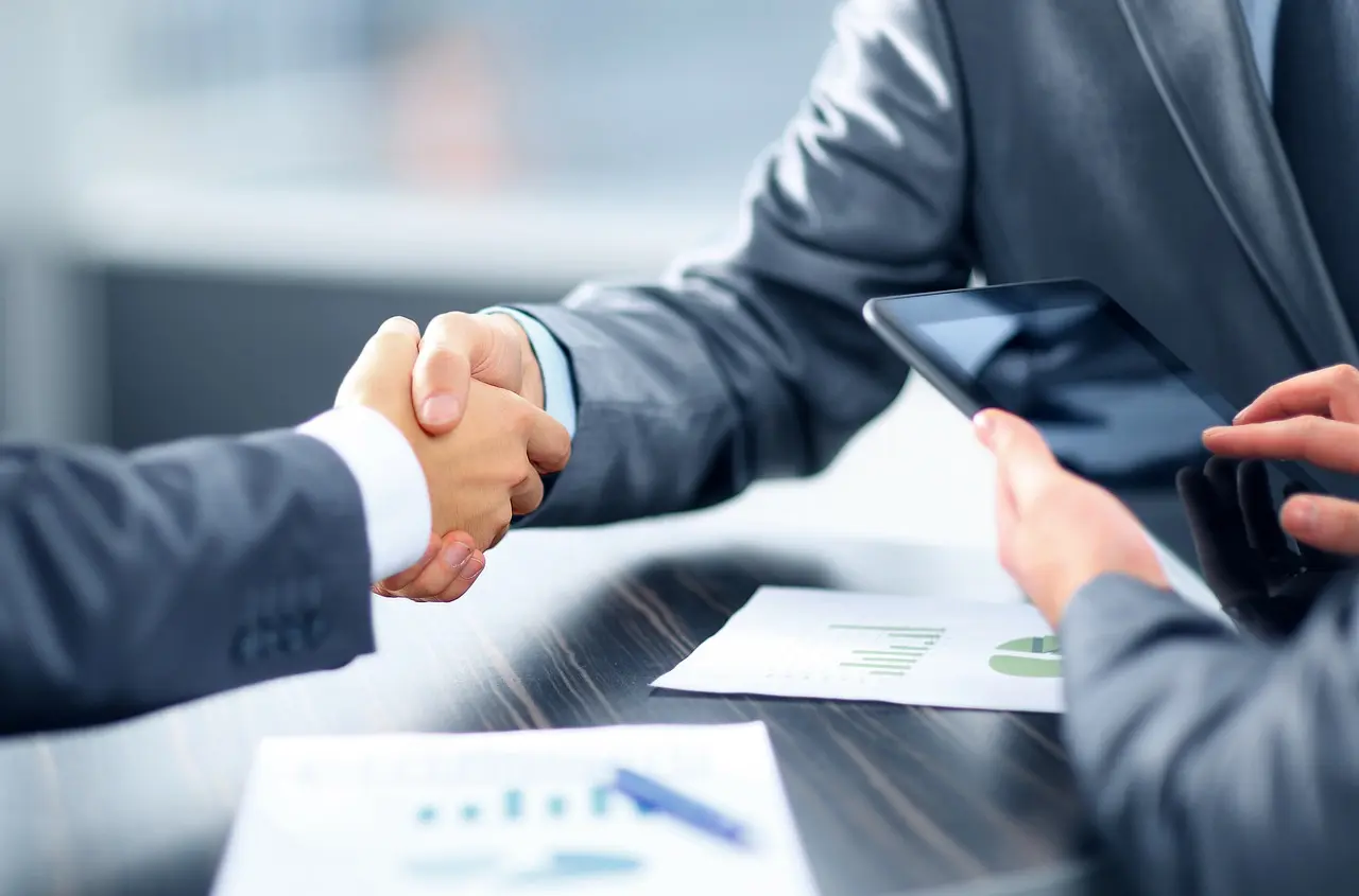 Πώς ο Τραμπ πυροδοτεί mega deals αξίας ενός τρισ. – Οι χρυσές συμφωνίες