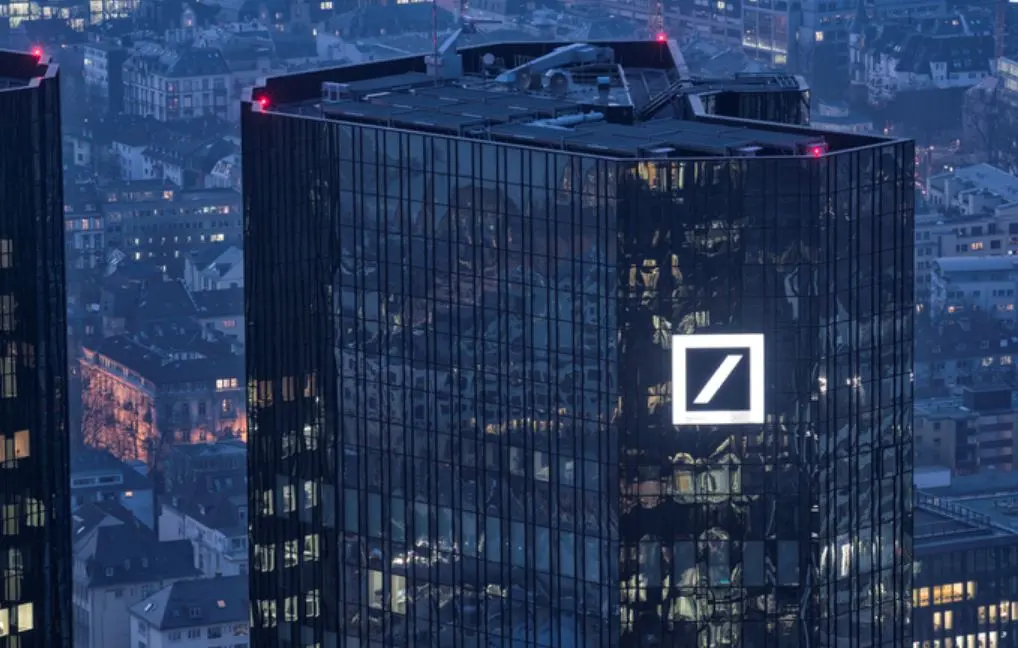 Η Deutsche Bank σκέφτεται να περικόψει 20.000 θέσεις εργασίας