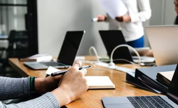 Έφυγαν 782 μόνιμοι και ήρθαν 925 έκτακτοι στη δημόσια υπηρεσία