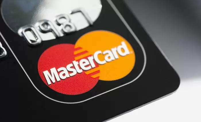 Βρετανία: Μυστικές χρεώσεις από την Mastercard 