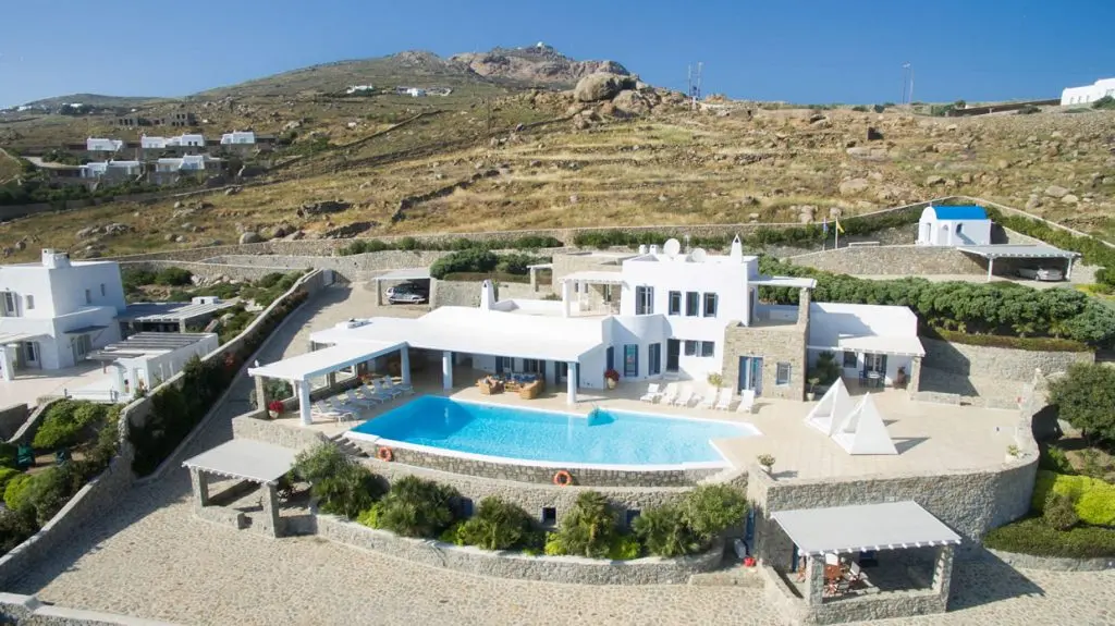 Η πώληση έπαυλης στις Κυκλάδες με λαχνό 40 ευρώ μετατρέπεται σε φιάσκο