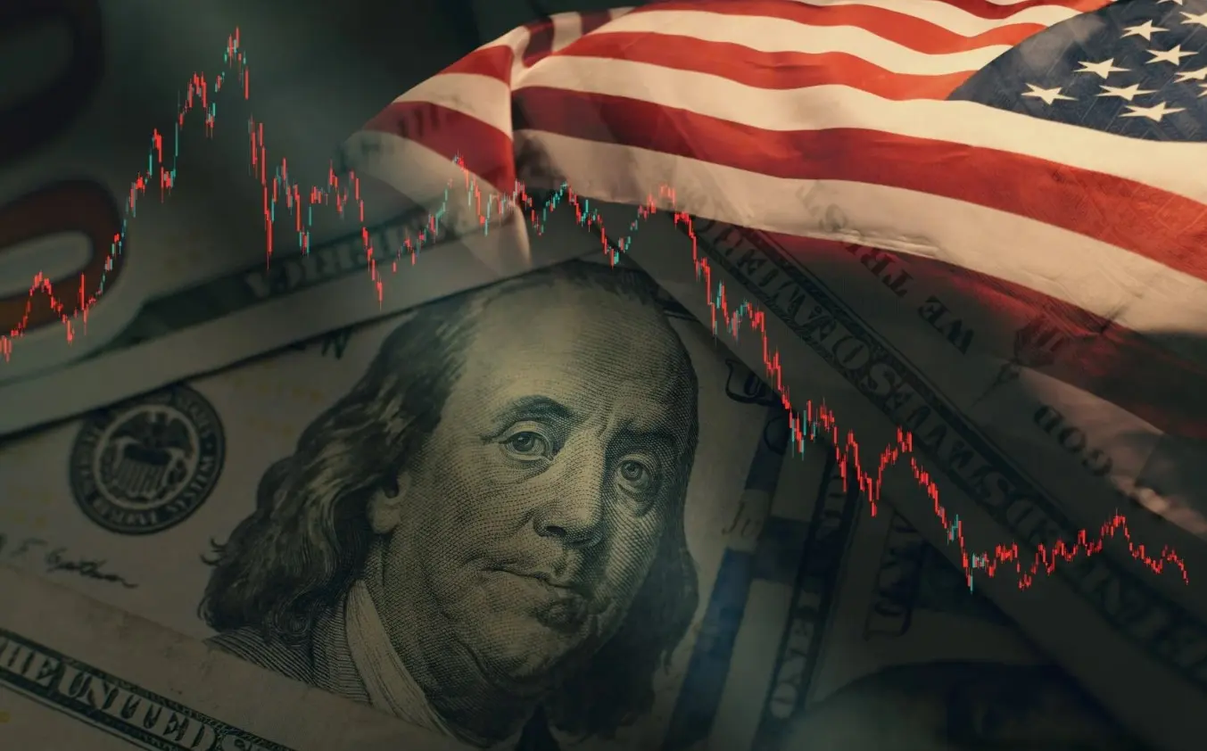 Πώς ο Τραμπ αποδομεί το «ιερό νόμισμα» του πλανήτη