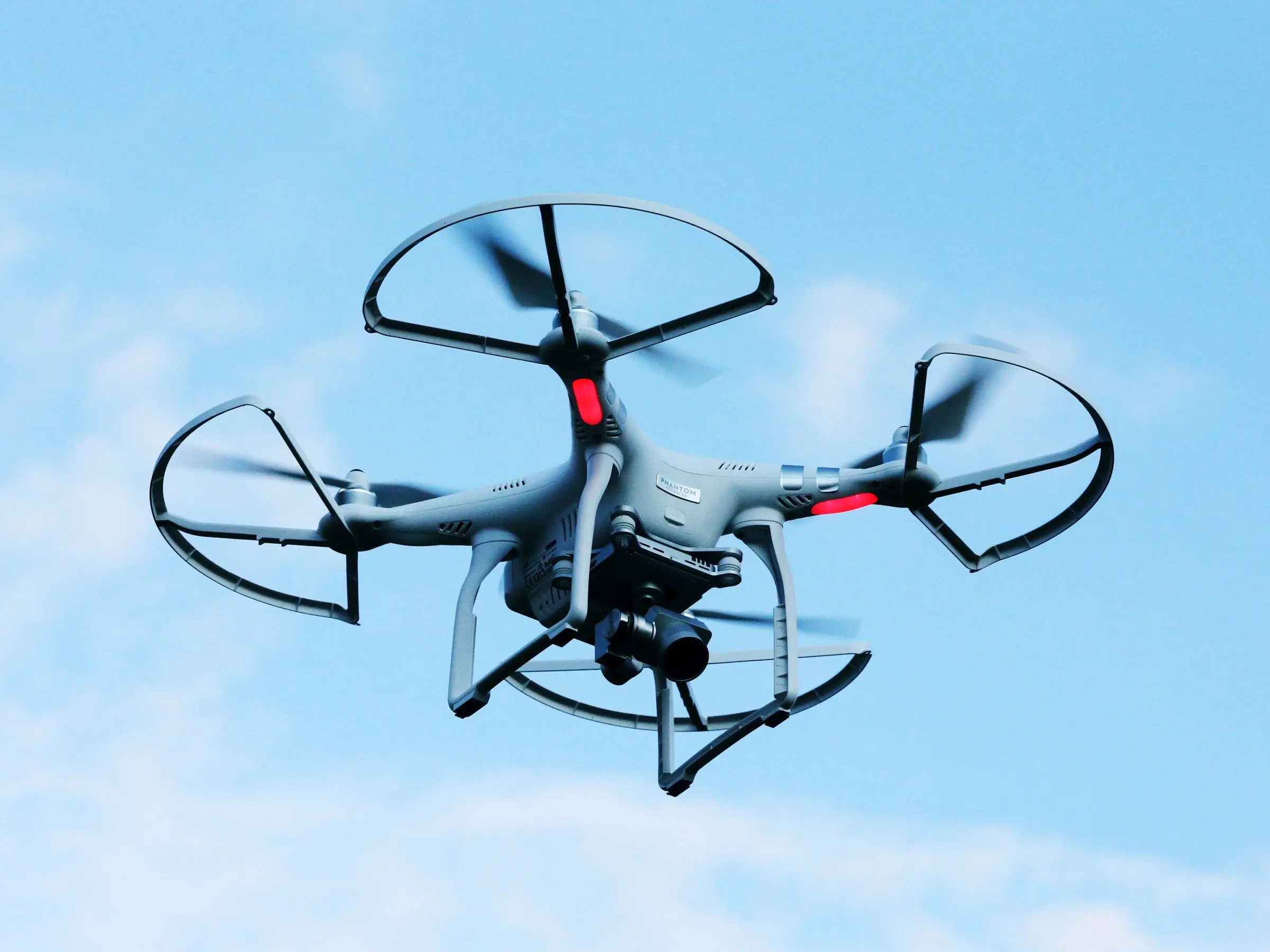 Νέο drone διπλώνεται στον αέρα για να περνάει από δύσκολα σημεία
