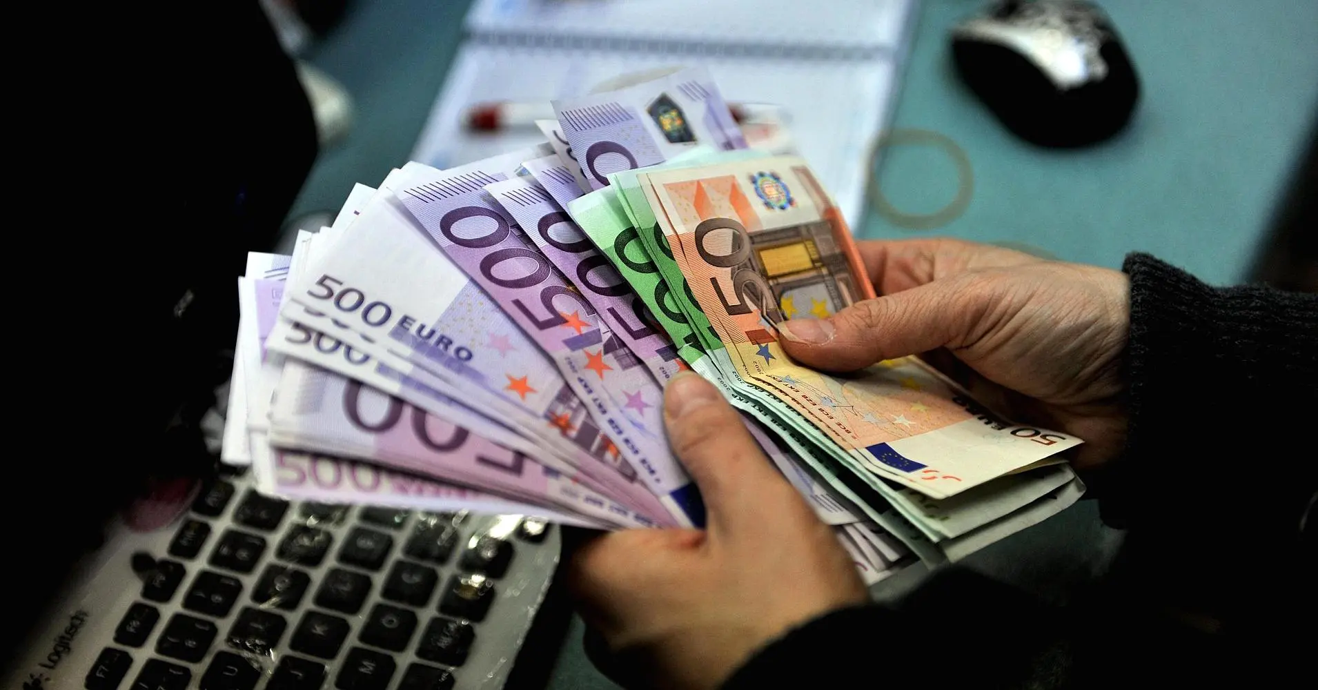 Οι Κύπριοι έμειναν πίσω στη σχέση τους με τις τράπεζες