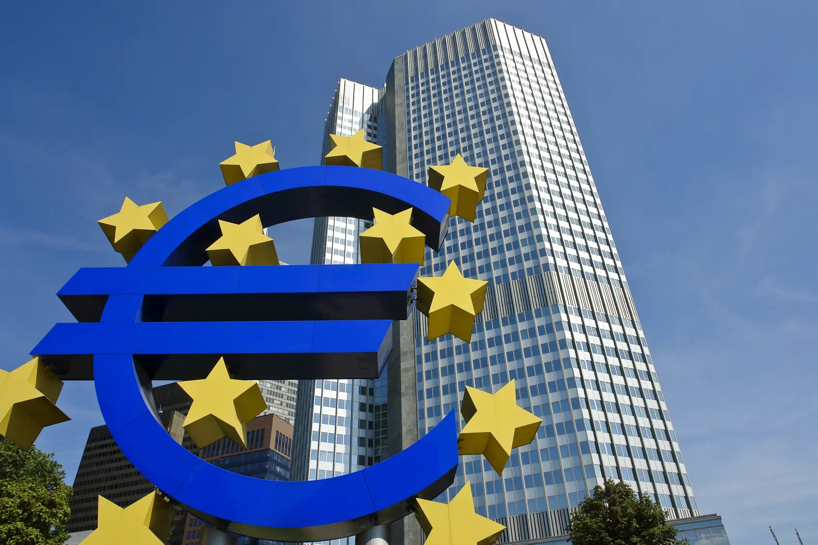 Επικεφαλής οικονομολόγος ΕΚΤ: Να ολοκληρώσουμε άμεσα την τραπεζική ένωση
