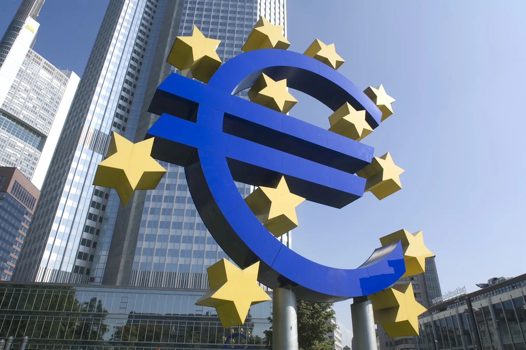 ΕΚΤ: Μπαίνει σε μια πιο «περιστερίσια» φάση - Ο γρίφος του ουδέτερου επιτοκίου