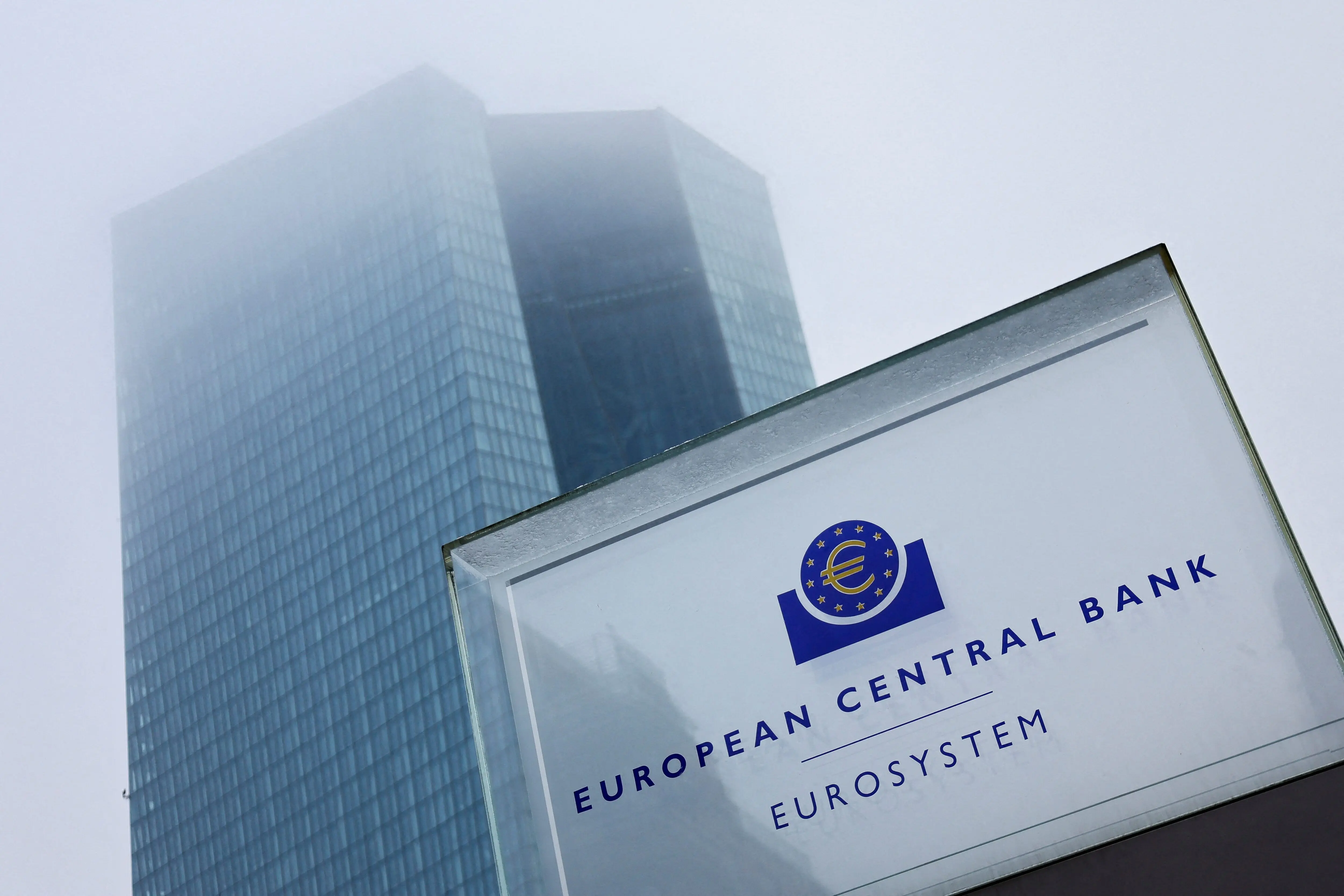 Η ΕΚΤ βλέπει αποκλιμάκωση στις αυξήσεις μισθών – Τι σημαίνει για τα επιτόκια