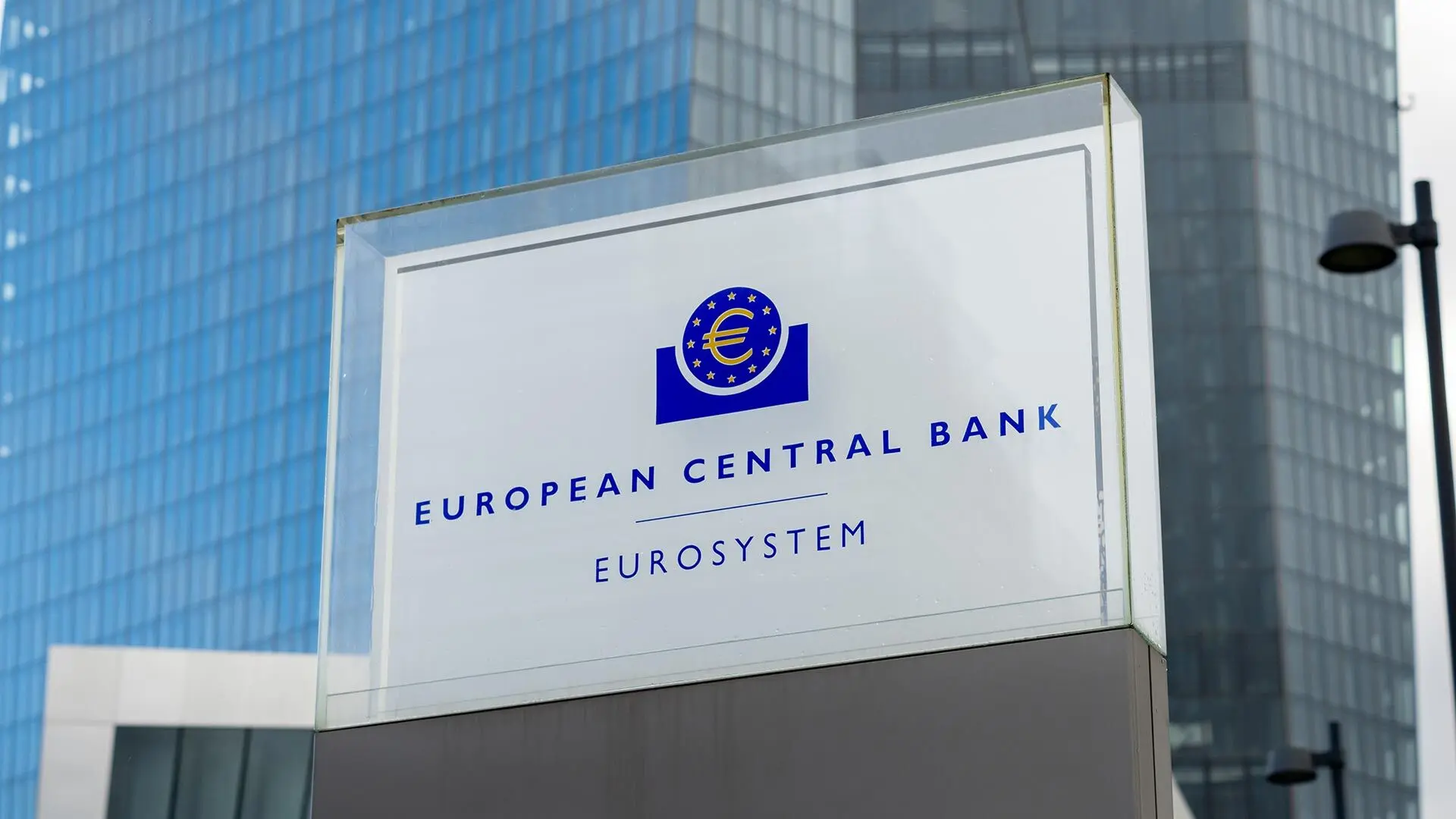 Ο πληθωρισμός της ευρωζώνης ξεπερνά τις προσδοκίες: Κινδυνεύουν οι μειώσεις των επιτοκίων της ΕΚΤ;