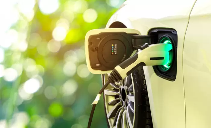 Η Γαλλία επενδύει €700 εκ. στα ηλεκτροκίνητα οχήματα