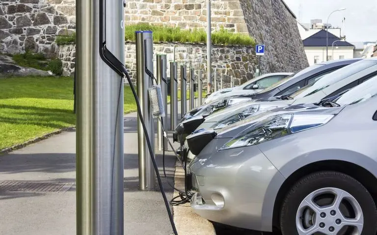 ΗΠΑ: Έκρηξη πωλήσεων EVs ενόψει λήξης φορολογικών κινήτρων