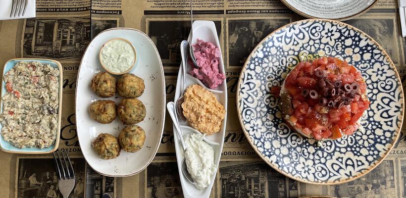 Φρέσκες γεύσεις και all-time classic επιλογές στο πιο «Ελληνικό» στέκι της πρωτεύουσας