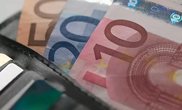 ΥΠΟΙΚ: Αναγκαία η επιβάρυνση του χρέους