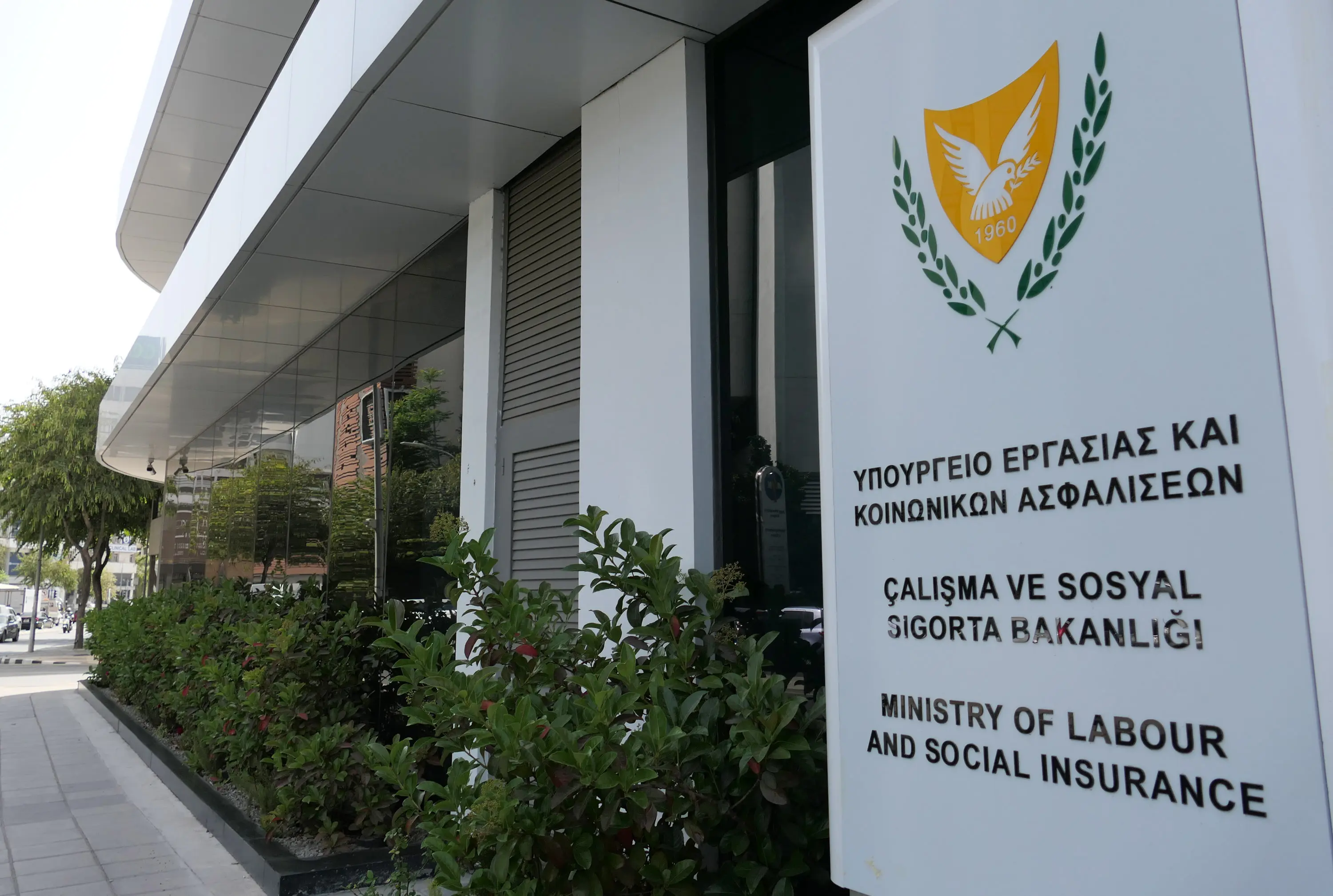 Τσούγκρισμα αυγών για το Πάσχα και μετά.. τσούγκρισμα για την ΑΤΑ
